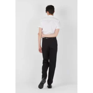 Pantalón de hombre basic Norvil 50 en negro, vista trasera, sobre modelo.