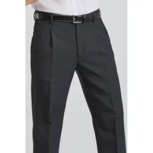Pantalón de hombre basic Norvil 50 en negro, detalle de la prenda, sobre modelo.