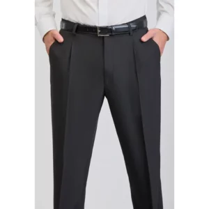 Pantalón de hombre práctica classic fit Norvil 52 en negro, detalle de la prenda, sobre modelo.