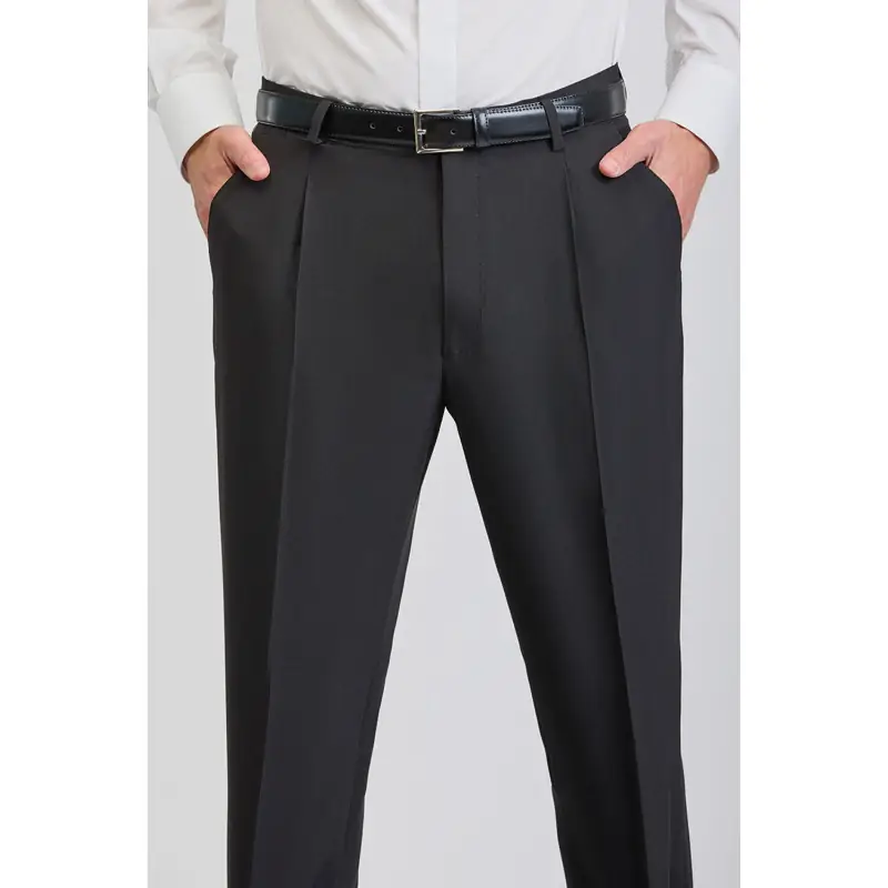 Pantalón de hombre práctica classic fit Norvil 52 1 Pantalón de hombre práctica classic fit Norvil 52 en negro, detalle de la prenda, sobre modelo.