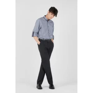 Pantalón de hombre práctica classic fit Norvil 52 en marino, vista frontal, sobre modelo.