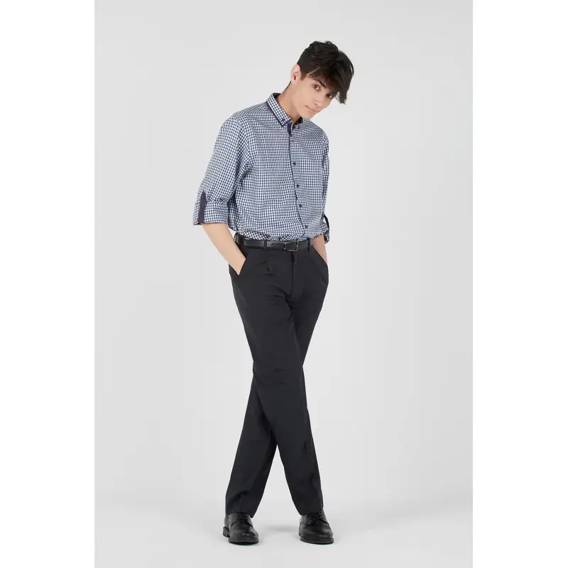 Pantalón de hombre práctica classic fit Norvil 52 2 Pantalón de hombre práctica classic fit Norvil 52 en marino, vista frontal, sobre modelo.