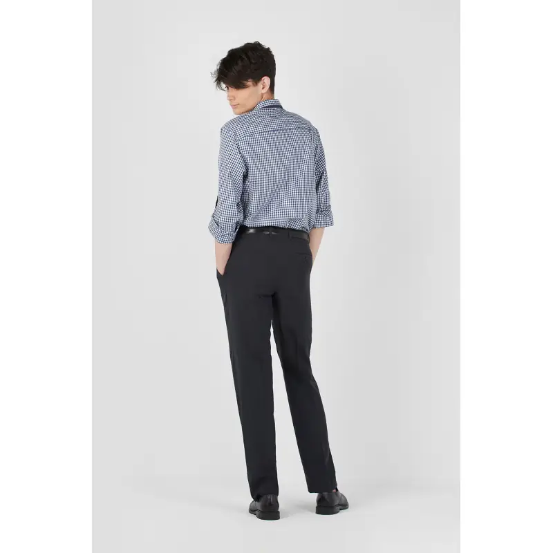 Pantalón de hombre práctica classic fit Norvil 52 5 Pantalón de hombre práctica classic fit Norvil 52 en marino, vista trasera, sobre modelo.
