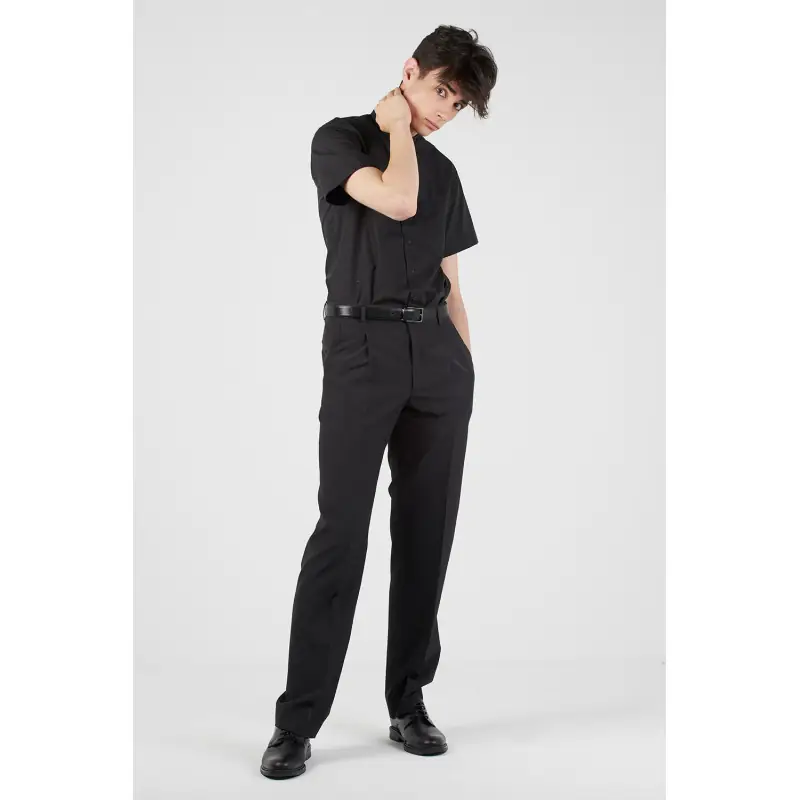 Pantalón de hombre práctica classic fit Norvil 52 3 Pantalón de hombre práctica classic fit Norvil 52 en marengo, vista frontal, sobre modelo.