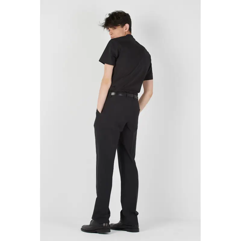 Pantalón de hombre práctica classic fit Norvil 52 4 Pantalón de hombre práctica classic fit Norvil 52 en marengo, vista trasera, sobre modelo.