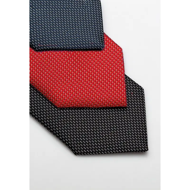Corbata estampada Norvil 532 4 Corbata estampada Norvil 532 en negro/rojo/marino, detalle de la prenda.