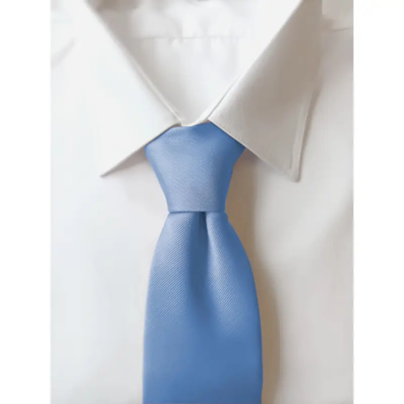 Corbata clásica Norvil 533 5 Corbata clásica Norvil 533 en azul celeste, vista frontal.