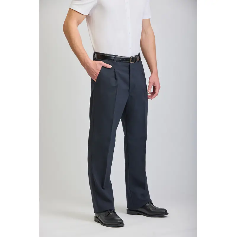Pantalón de hombre classic fit Norvil 54 1 Pantalón de hombre classic fit Norvil 54 en marino, vista de tres cuartos, sobre modelo.