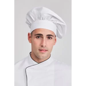 Gorro chef champiñón Norvil 562 en blanco, vista frontal, sobre modelo.