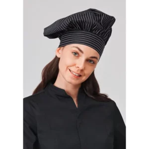 Gorro chef champiñón Norvil 563 en raya diplomática, vista frontal, sobre modelo.