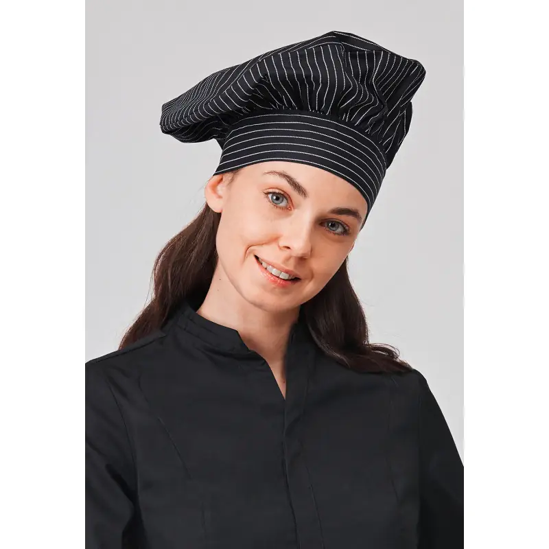 Gorro chef champiñón Norvil 563 1 Gorro chef champiñón Norvil 563 en raya diplomática, vista frontal, sobre modelo.