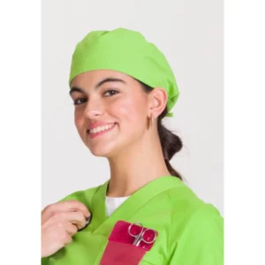 Gorro quirófano Norvil 589 en pistacho, vista de tres cuartos, sobre modelo.