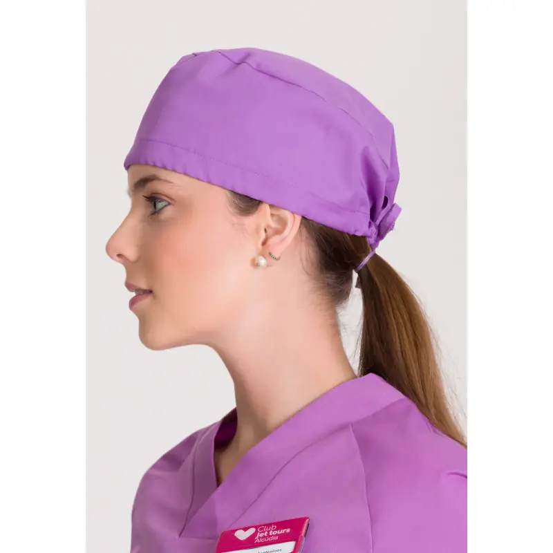 Gorro quirófano Norvil 589 4 Gorro quirófano Norvil 589 en lila, vista lateral, sobre modelo.