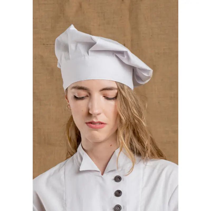 Gorro chef champiñón Norvil 591 1 Gorro chef champiñón Norvil 591 en gris claro, vista de tres cuartos, sobre modelo.