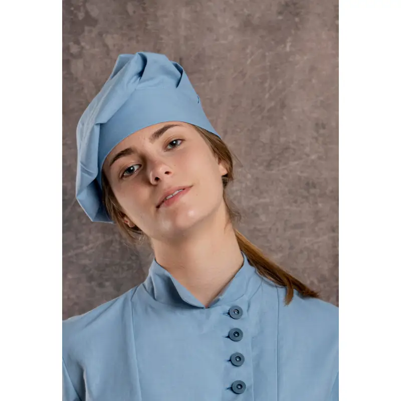 Gorro chef champiñón Norvil 591 2 Gorro chef champiñón Norvil 591 en azul celeste, vista frontal, sobre modelo.