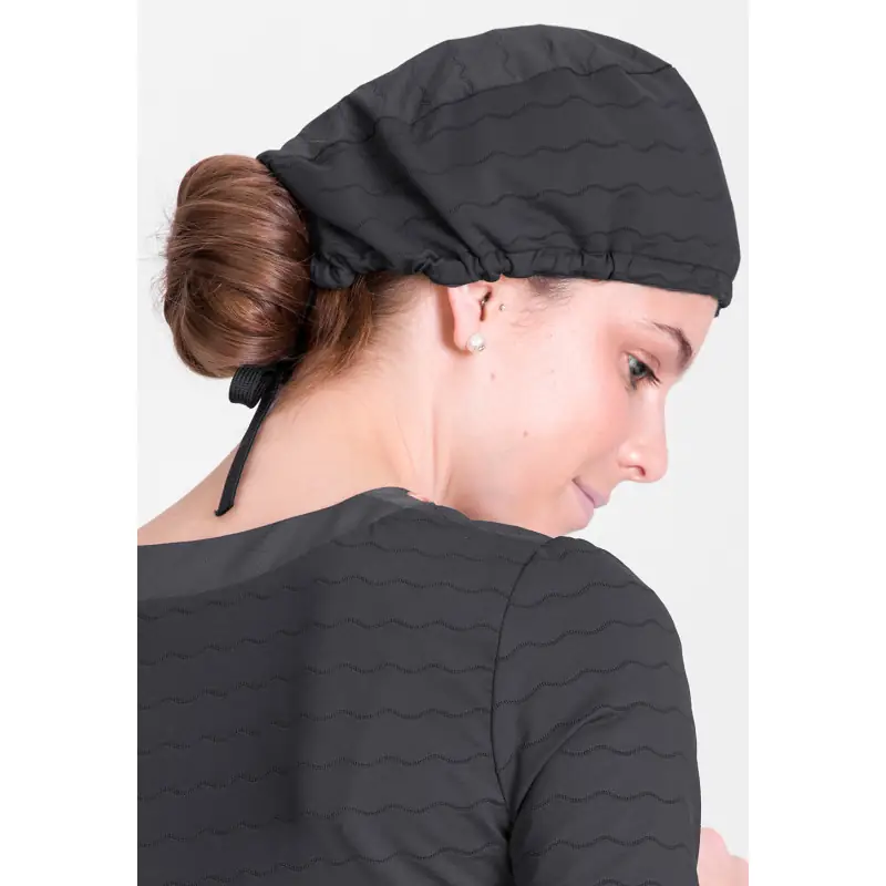 Gorro quirófano premium Norvil 593 1 Gorro quirófano premium Norvil 593 en gris oscuro, vista trasera, sobre modelo.