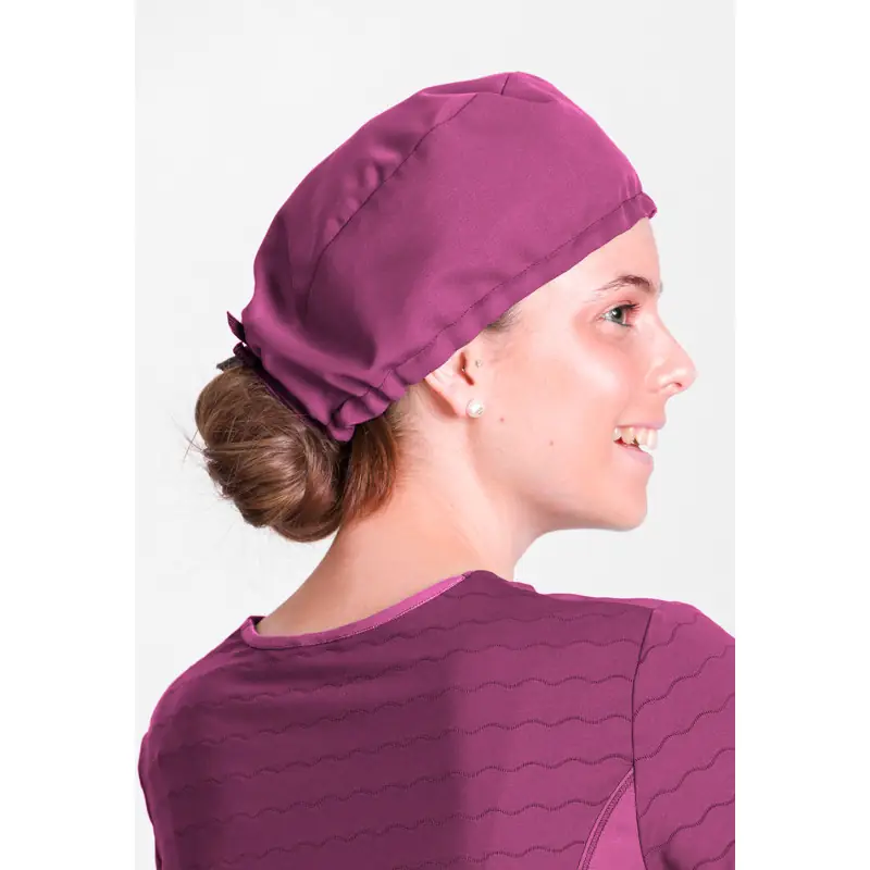 Gorro quirófano premium Norvil 593 2 Gorro quirófano premium Norvil 593 en fucsia, vista trasera, sobre modelo.