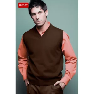 Chaleco de hombre punto Norvil 6 en chocolate, vista frontal, sobre modelo.