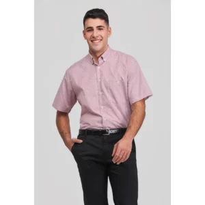 Pantalón chino de hombre Norvil 63 en negro, vista frontal, sobre modelo y encuadre parcial.