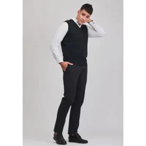 Pantalón chino de hombre Norvil 63 en marino, vista frontal, sobre modelo.