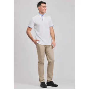 Pantalón chino de hombre Norvil 63 en tostado, vista frontal, sobre modelo.