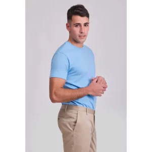 Pantalón chino de hombre Norvil 63 en tostado, vista de tres cuartos, sobre modelo y encuadre parcial.