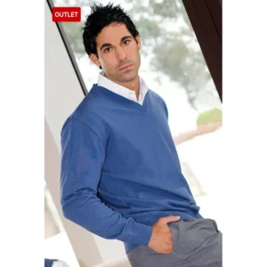 Jersey de hombre escote pico Norvil 7 en azafata, vista de tres cuartos, sobre modelo.