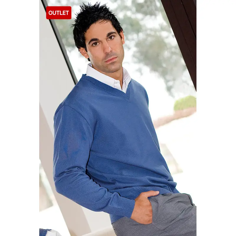 Jersey de hombre escote pico Norvil 7 1 Jersey de hombre escote pico Norvil 7 en azafata, vista de tres cuartos, sobre modelo.
