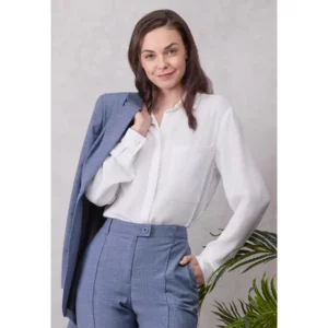 Blusa fluida blanca Norvil 706 en blanco, vista frontal, sobre modelo.