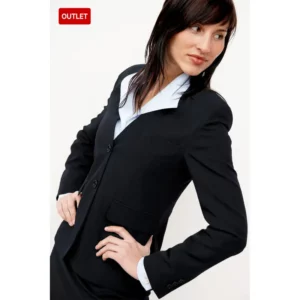 Chaqueta de mujer classic fit Norvil 7064 en marino, vista de tres cuartos, sobre modelo.