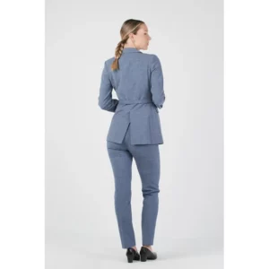 Americana de mujer estructura Norvil 7096 en lavanda, vista trasera, sobre modelo.
