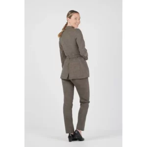 Americana de mujer estructura Norvil 7096 en tostado, vista trasera, sobre modelo.