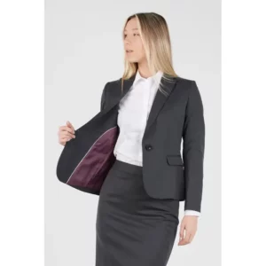 Americana de mujer easy iron Norvil 7136 en gris, vista de tres cuartos, sobre modelo.