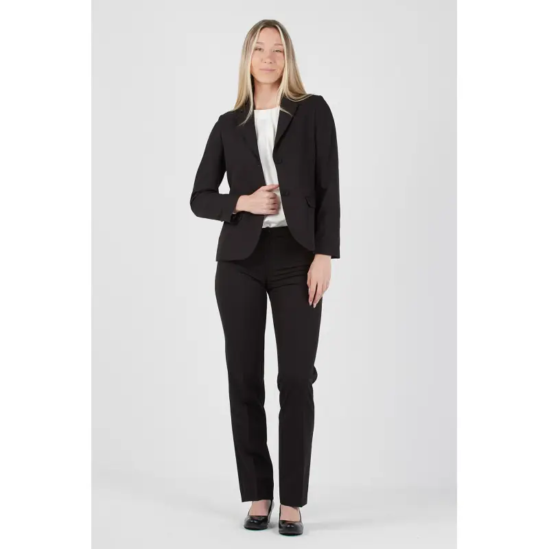 Americana de mujer confort fit Norvil 7137 2 Americana de mujer confort fit Norvil 7137 en negro, vista frontal, sobre modelo.