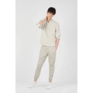Pantalón jogging fluido unisex Norvil 72 en crudo, vista frontal, sobre modelo.