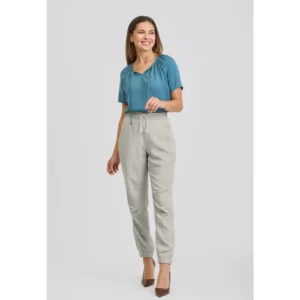 Pantalón jogging fluido unisex Norvil 72 en crudo, vista de tres cuartos, sobre modelo.
