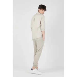Pantalón jogging fluido unisex Norvil 72 en crudo, vista trasera, sobre modelo.