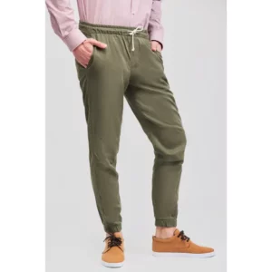 Pantalón jogging fluido unisex Norvil 72 en verde seco, vista frontal, sobre modelo.