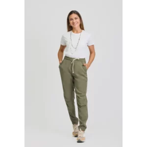 Pantalón jogging fluido unisex Norvil 72 en verde seco, vista frontal, sobre modelo.