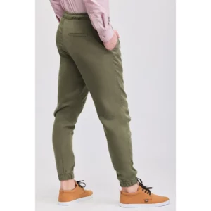 Pantalón jogging fluido unisex Norvil 72 en verde seco, vista trasera, sobre modelo.