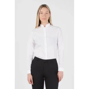 Camisa clásica de mujer Norvil 722 en blanco, vista frontal, sobre modelo.