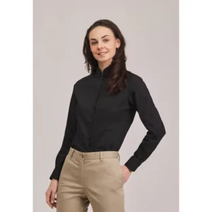 Camisa clásica de mujer Norvil 722 en negro, vista frontal, sobre modelo.