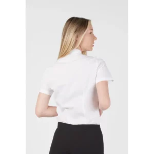 Camisa clásica de mujer Norvil 7220 en blanco, vista trasera, sobre modelo.