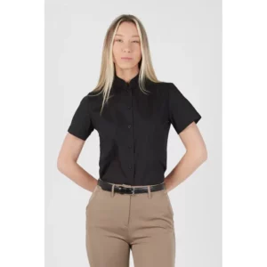 Camisa clásica de mujer Norvil 7220 en negro, vista frontal, sobre modelo.