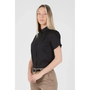 Camisa clásica de mujer Norvil 7220 en negro, vista de tres cuartos, sobre modelo.