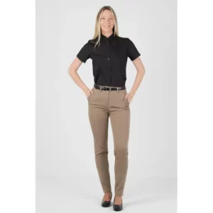 Camisa clásica de mujer Norvil 7220 en negro, vista frontal, sobre modelo.
