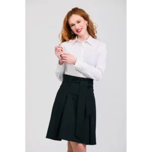Camisa stretch de mujer Norvil 731 en blanco, vista frontal, sobre modelo.