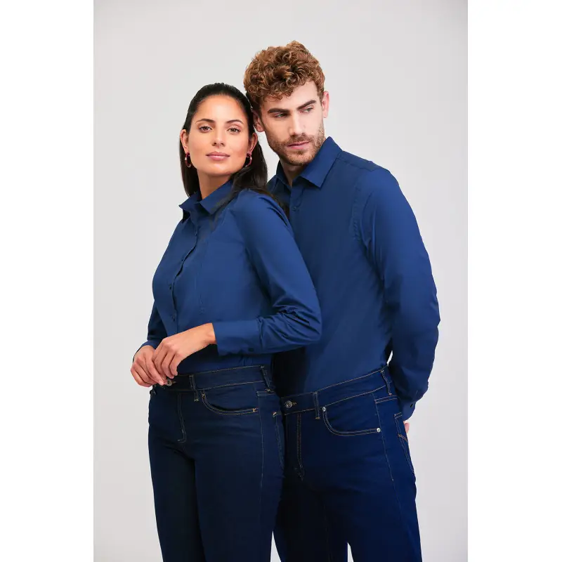 Camisa stretch de mujer Norvil 731 3 Camisa stretch de mujer Norvil 731 en marino, vista frontal, con varias personas.