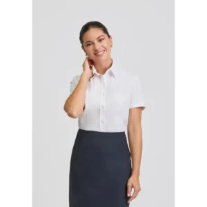 Camisa stretch de mujer Norvil 7310 en blanco, vista frontal, sobre modelo.