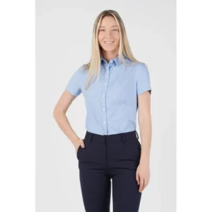 Camisa stretch de mujer Norvil 7310 en azul celeste, vista frontal, sobre modelo.